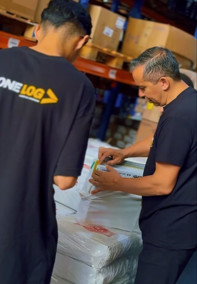 Equipe conferindo materiais