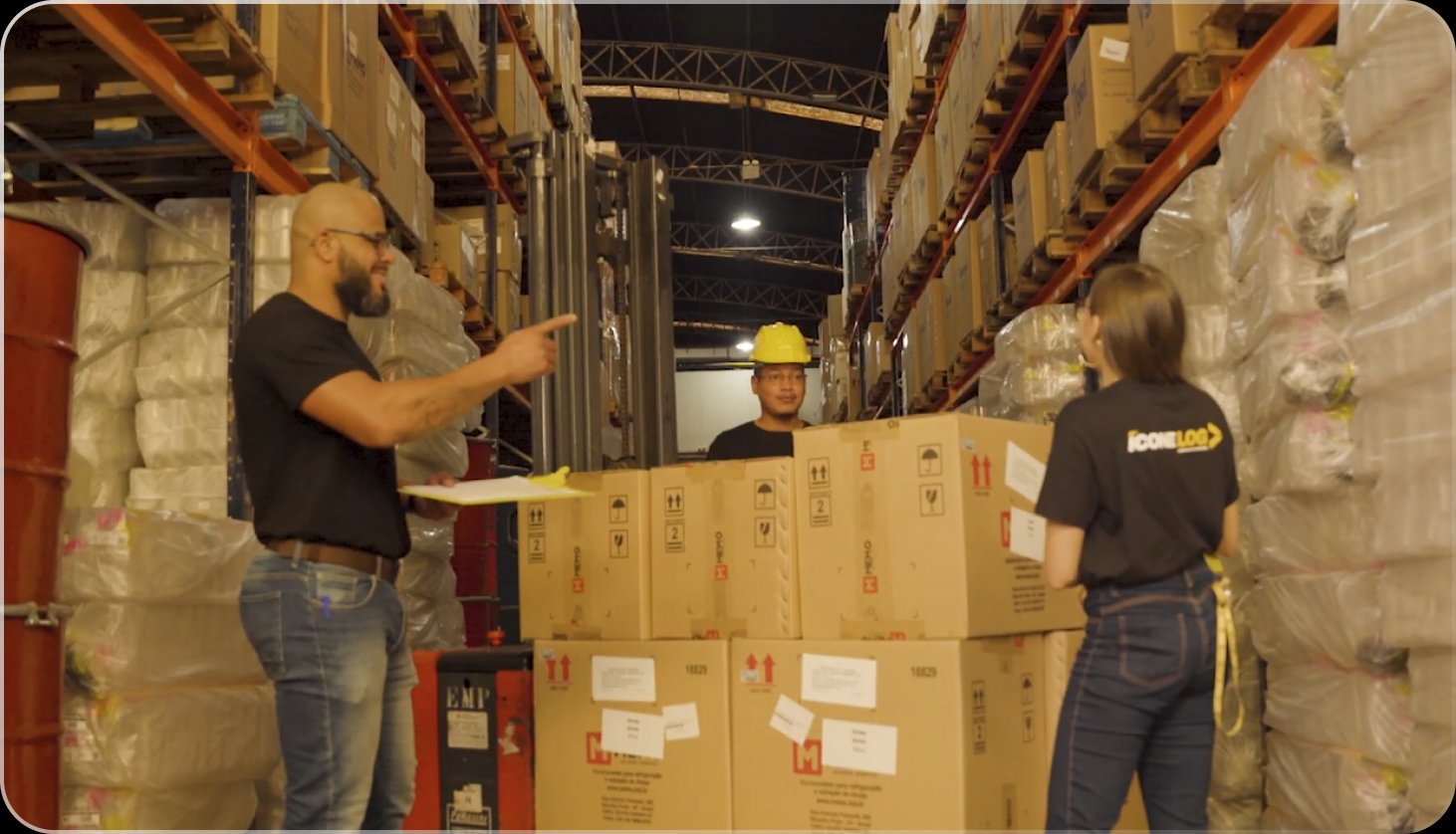 Equipe da Ícone Log separando pedidos